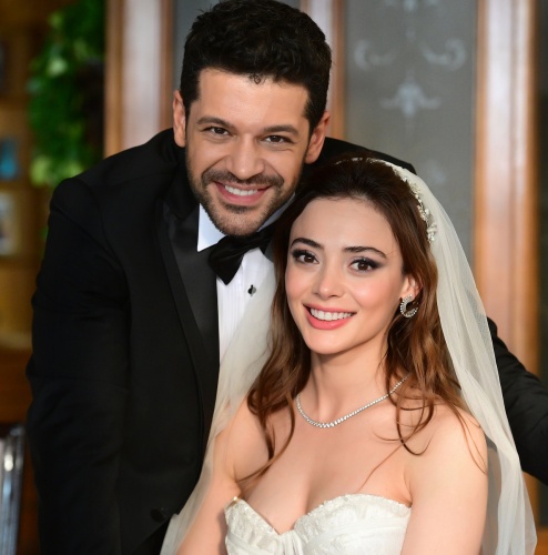 Rabia Soytürk gelinlikle göz kamaştırıyor