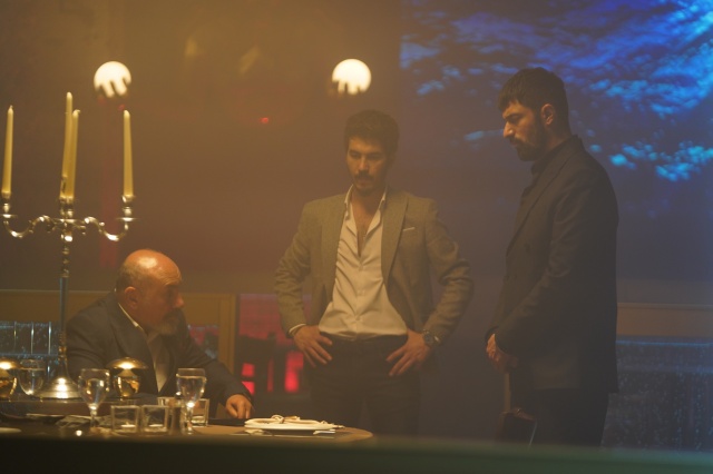 "Adım Farah" yeni bölümünden fotoğraflar paylaşıldı!