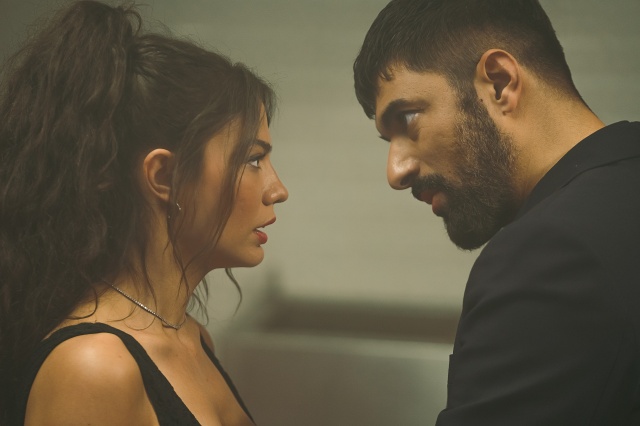 "Adım Farah" yeni bölümünden fotoğraflar paylaşıldı!