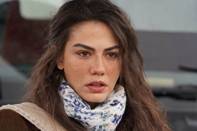 "Adım Farah" yeni bölümünden fotoğraflar paylaşıldı!
