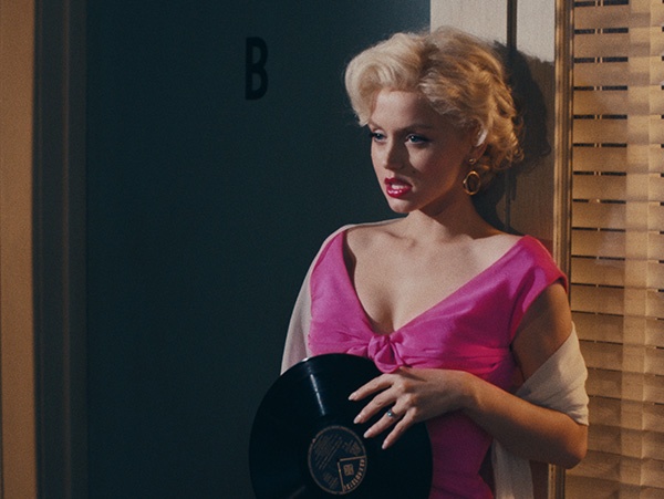 Netflix, Blonde filminden kareleri paylaştı