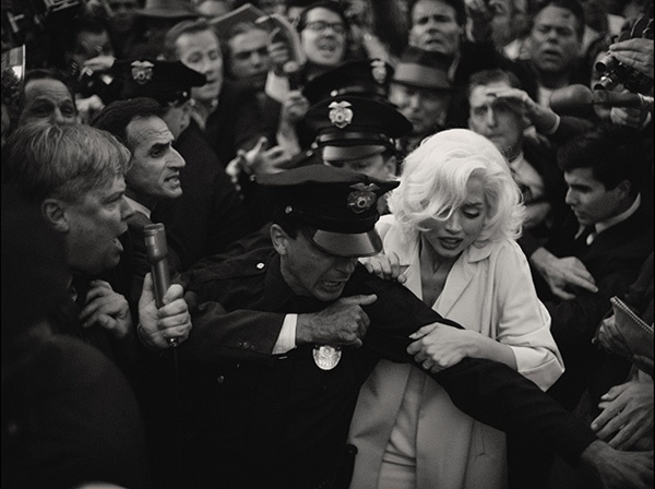 Netflix, Blonde filminden kareleri paylaştı