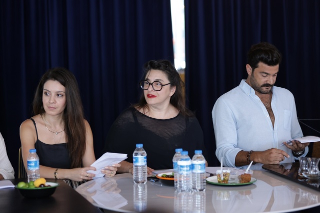 "Hudutsuz Sevda"nın okuma provasından kareler paylaşıldı
