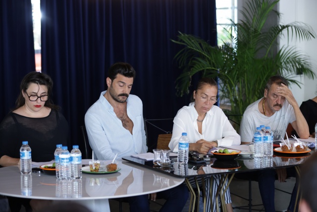"Hudutsuz Sevda"nın okuma provasından kareler paylaşıldı