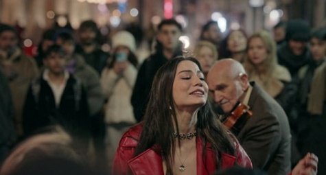 Demet Özdemir' İstiklal'de şarkı söyledi!